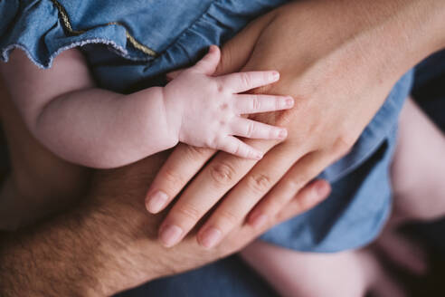 Die Hand des kleinen Mädchens auf Vater und Mutter zu Hause - EBBF00208