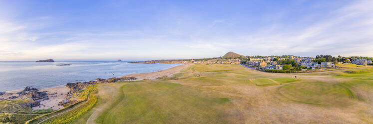 UK, Schottland, North Berwick, Luftpanorama des Golfplatzes vor der Küstenstadt im Sommer - SMAF01891