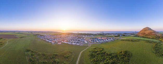 UK, Schottland, North Berwick, Luftpanorama von neuen Wohnsiedlungen bei Sonnenuntergang - SMAF01892