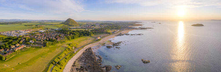 UK, Schottland, North Berwick, Luftpanorama der Küstenstadt bei Sonnenuntergang - SMAF01895