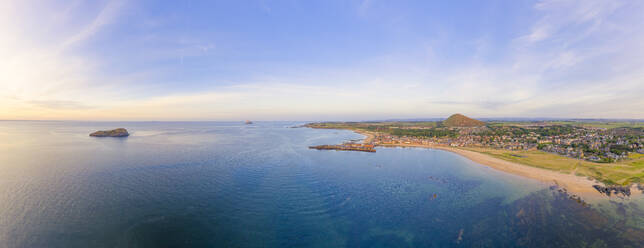 UK, Schottland, North Berwick, Drohnenansicht des Firth of Forth und der Küstenstadt im Sommer - SMAF01900