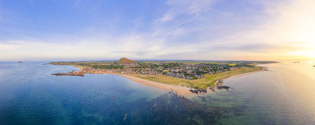 UK, Schottland, North Berwick, Drohnenansicht des Firth of Forth und der Küstenstadt im Sommer - SMAF01901