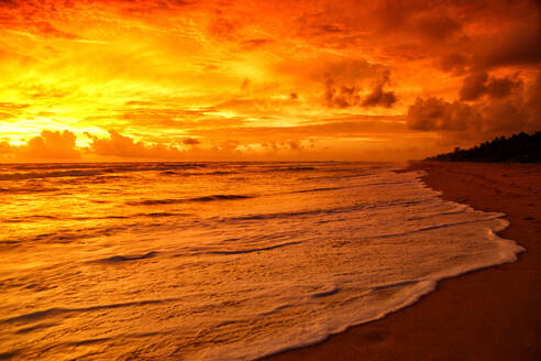 Sri Lanka, Ostprovinz, Nilaveli, Küstenstrand bei feurigem Sonnenaufgang - DSGF02196