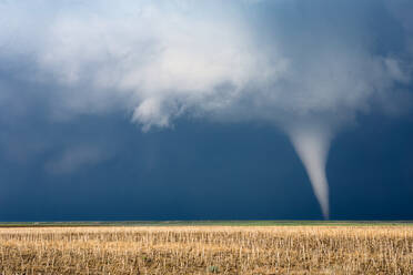 Scenic Ansicht von Tornado gegen Sturmwolken - EYF07246