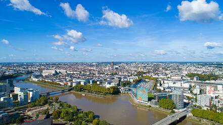 High Angle View Of Cityscape gegen bewölkten Himmel - EYF07270