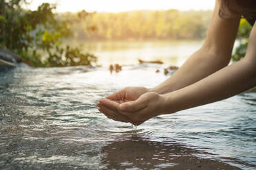 Abgeschnittene Hände über dem Fluss - EYF07288