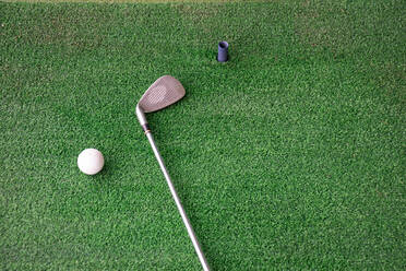High Angle View of Golf Ball und Eisen auf Driving Range - EYF07289