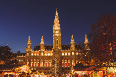 Beleuchtetes Neues Rathaus und Weihnachtsmarkt bei klarem blauem Himmel - EYF07296