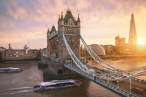 Tower Bridge über die Themse bei Sonnenuntergang in der Stadt - EYF07330