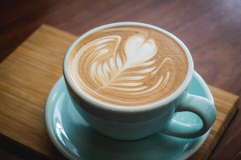 Nahaufnahme einer Kaffeetasse auf dem Tisch, lizenzfreies Stockfoto