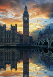 Reflexion von Big Ben in der Stadt bei Sonnenuntergang - EYF07358