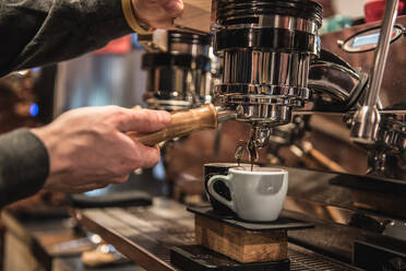 Cropped Bild der Barista macht Kaffee im Café - EYF07361