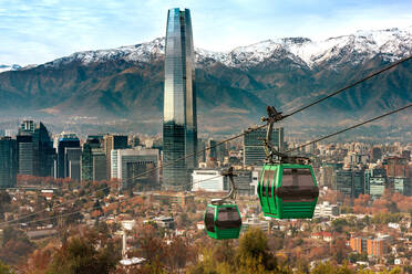 Luftseilbahn gegen Gebäude in der Stadt - EYF07365