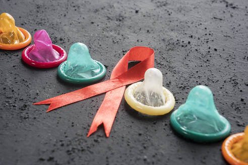 Aids Awareness Red Ribbon und Kondome auf strukturierten Tisch - EYF07366