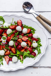 Teller mit vegetarischem Sommersalat mit Rucola, Erdbeeren, Mozzarella, Minze und Gänseblümchen - SARF04599