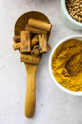 Cinnamon and curry powder - GIOF08464