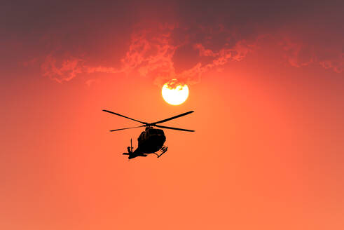 Low Angle View Of Helicopter Flying gegen den Himmel bei Sonnenuntergang - EYF07424