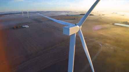 Nahaufnahme einer Windturbine gegen den Himmel - EYF07486