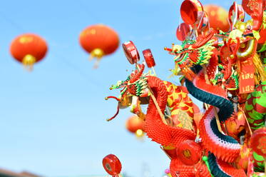 Nahaufnahme des chinesischen Drachen Papierpuppe im Laden gegen klaren blauen Himmel - EYF07495