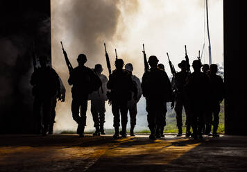 Armee Soldat mit Gewehr zu Fuß gegen den Himmel - EYF07496