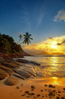 Scenic Blick auf das Meer gegen den Himmel bei Sonnenuntergang - EYF07509