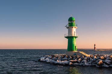 Leuchtturm am Meer gegen klaren Himmel bei Sonnenuntergang - EYF07522