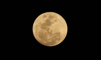 Low Angle Ansicht des Mondes gegen Himmel bei Nacht - EYF07531