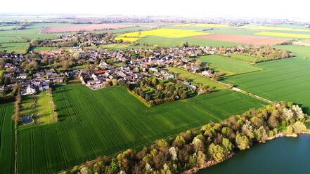 Luftaufnahme eines landwirtschaftlichen Feldes gegen den Himmel - EYF07536