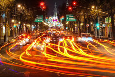 Lichtspuren auf der Straße bei Nacht - EYF07547