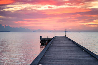 Pier über Meer gegen bewölkten Himmel bei Sonnenuntergang - EYF07549