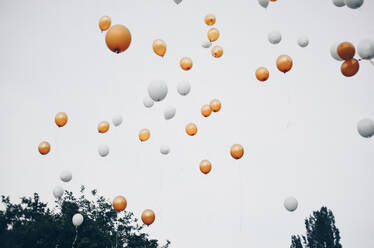 Low Angle View Of Ballons Flying gegen klaren Himmel - EYF07563