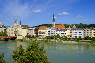 Deutschland, Bayern, Oberbayern, Wasserburg am Inn, Blick auf Altstadt und Fluss - LBF03085