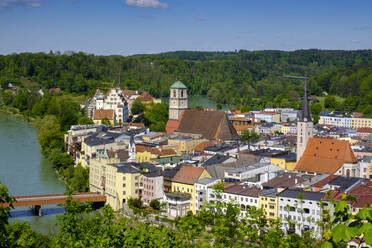 Deutschland, Bayern, Oberbayern, Wasserburg am Inn, Blick auf Altstadt und Fluss - LBF03086