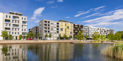 Deutschland, Baden-Württemberg, Heilbronn, Neckar, Stadtteil Neckarbogen, Neue energieeffiziente Mehrfamilienhäuser am Fluss - WDF06069