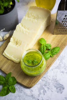 Pesto mit Basilikum und Grana-Käse und Olivenöl - GIOF08486
