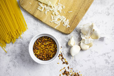 Chilli seeds, grana cheese, garlic and spaghetti - GIOF08493