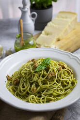 Spaghetti mit Pesto, Walnuss, Basilikum, Chili und Grana-Käse - GIOF08497