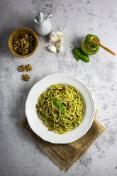 Spaghetti mit Pesto, Walnuss, Basilikum, Chili und Grana-Käse - GIOF08500