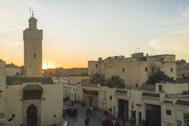 Marokko, Fes-Meknes, Fes, Bou Jeloud Moschee bei Sonnenuntergang - TAMF02313