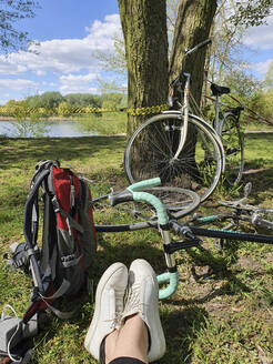 Weiße Schuhe in der Natur, Fahrräder, Rucksack, See, Baum, Berlin, Deutschland - NGF00548