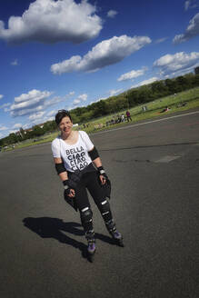 brunette woman with inlineskates, Shirt 