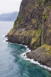 Portugal, Porto Moniz, Wasserfall Veu da Noiva, der die Küstenklippe der Insel Madeira hinabstürzt - WDF06087