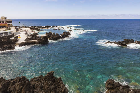 Portugal, Porto Moniz, Kleine felsige Bucht entlang der Küste der Insel Madeira mit klarer Horizontlinie über dem Atlantischen Ozean im Hintergrund - WDF06092