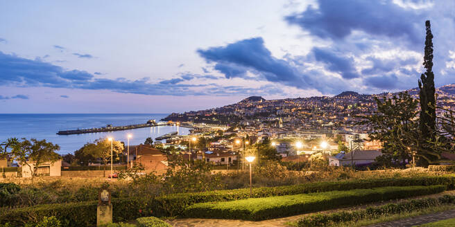 Portugal, Funchal, Öffentlicher Park der Küstenstadt in der Abenddämmerung - WDF06094