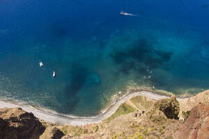 Portugal, Kurvenreiche Straße entlang der Küste der Insel Madeira von der Spitze des Felsens Cabo Girao aus gesehen - WDF06096