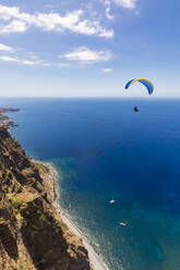 Portugal, Gleitschirmfliegen über der Cabo Girao Klippe im Sommer - WDF06102