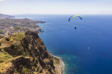 Portugal, Gleitschirmfliegen über der Cabo Girao Klippe im Sommer - WDF06103