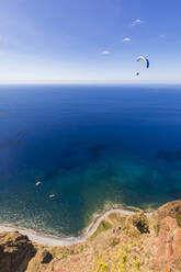 Portugal, Gleitschirmfliegen über der Cabo Girao Klippe im Sommer - WDF06104