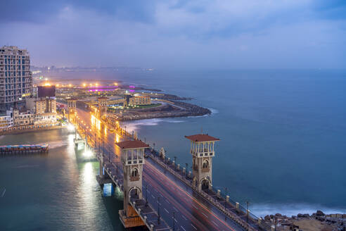 Ägypten, Alexandria, Stanley-Brücke bei Sonnenaufgang - TAMF02324