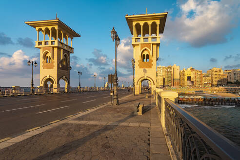 Ägypten, Alexandria, Stanley-Brücke bei Sonnenuntergang - TAMF02331